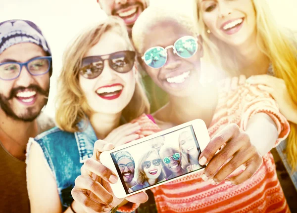 Vänner på strandsemester gör Selfie koncept — Stockfoto