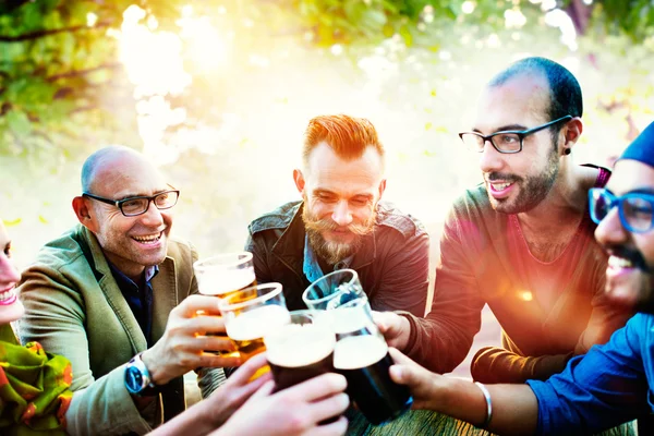 Amigos pasando el rato en la fiesta al aire libre — Foto de Stock