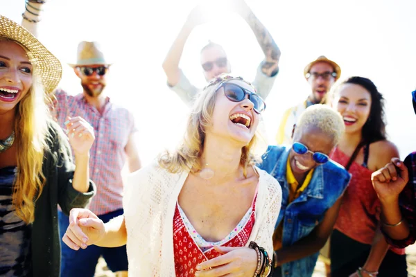 Amici appendere fuori sulla festa in spiaggia — Foto Stock