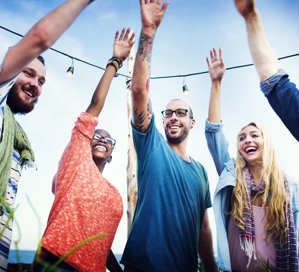 Amici appendere fuori sulla festa in spiaggia — Foto Stock