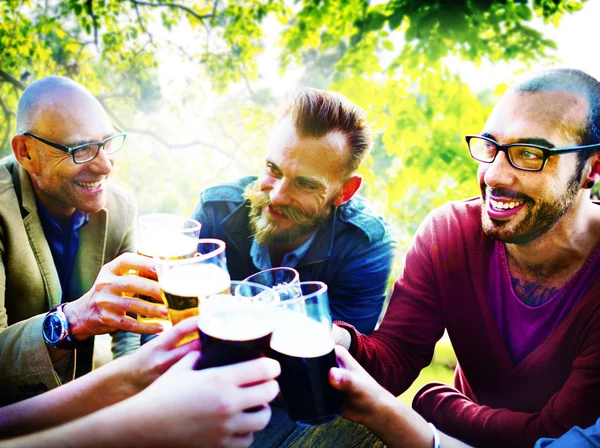 Amigos pasando el rato en la fiesta al aire libre —  Fotos de Stock