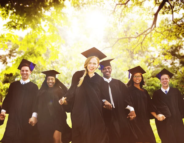 Estudantes celebrando o conceito de graduação — Fotografia de Stock