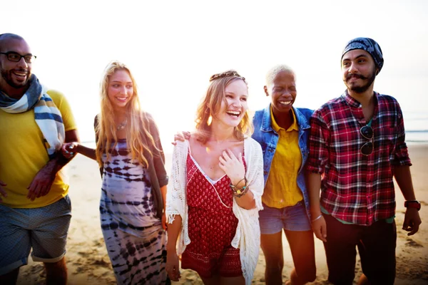 Gelukkig vrienden hebben plezier op het strand — Stockfoto