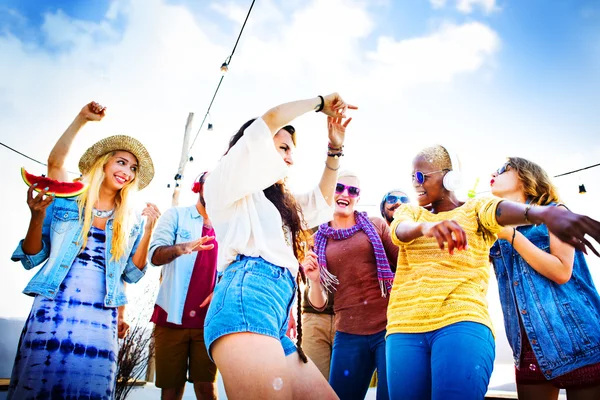 해변에서 청소년 친구 파티 개념 — 스톡 사진