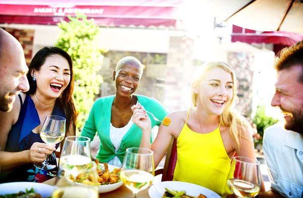 Amigos pasando el rato en la fiesta al aire libre —  Fotos de Stock