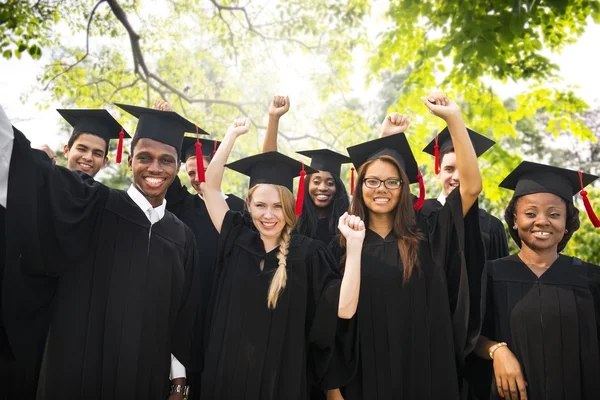 Mångfald studenter firar examen koncept — Stockfoto