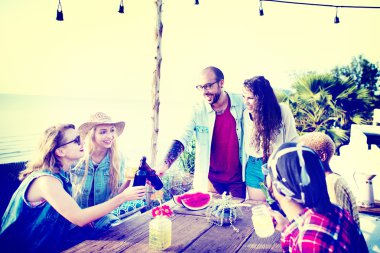 Kutlama dostluk yaz eğlenceli akşam yemeği kavramı