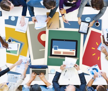 Grup iş adamları ile Polaroid kağıtlar