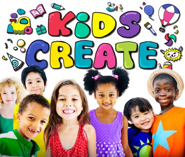 Gülümseyen şirin farklı çocuklar