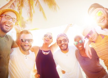 arkadaşlar Kumsal Partisi dışarı asılı