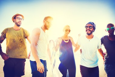 Mutlu arkadaşlar sahilde eğleniyor.