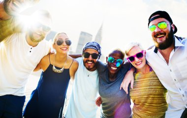 arkadaşlar birlikte ayakta açık havada güneş gözlüğü