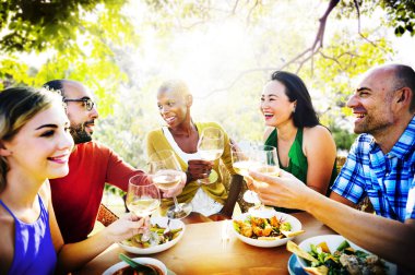 Dışarı asılı açık havada partide arkadaşlar