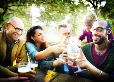 Dışarı asılı açık havada partide arkadaşlar