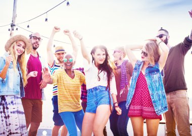 Gençler arkadaşlar plaj partisi mutluluk konsepti  