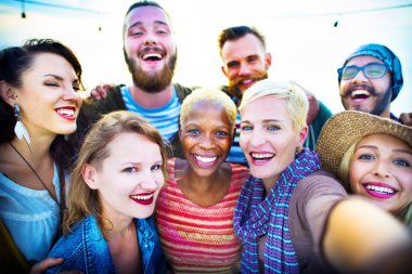 Kutlama parti eğlence mutluluk kavramı keyfi neşeli