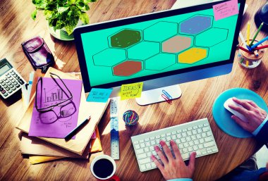 Bilgisayar kullanan adam 