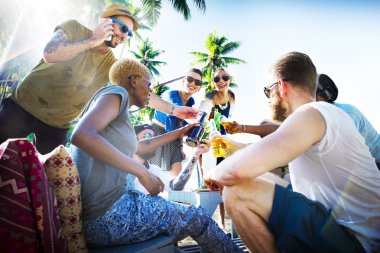 arkadaşlar beach partide bira içmek