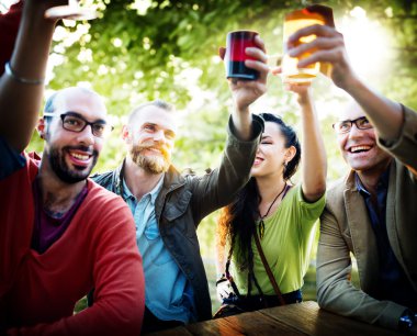 Dışarı asılı açık havada partide arkadaşlar