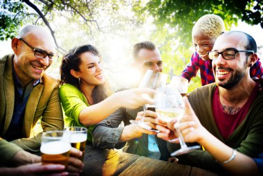 Dışarı asılı açık havada partide arkadaşlar