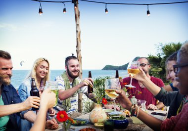 arkadaşlar Kumsal Partisi dışarı asılı