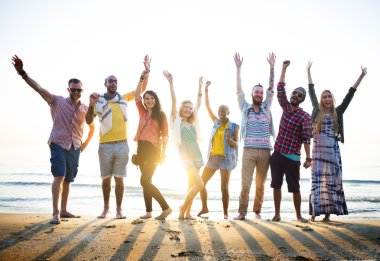 Mutlu arkadaşlar sahilde eğleniyor.