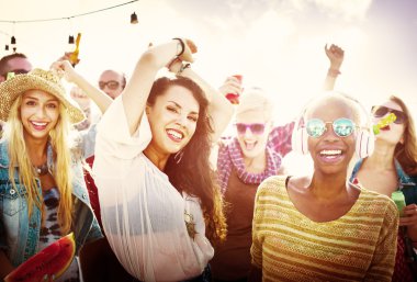 Gençler arkadaşlar plaj partisi mutluluk konsepti  