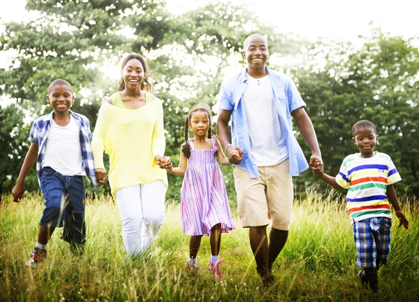 Счастливая африканская семья в парке — стоковое фото