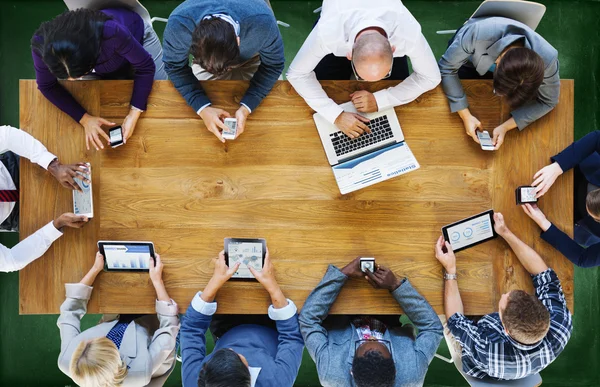 Mensen uit het bedrijfsleven met behulp van digitale apparaten — Stockfoto