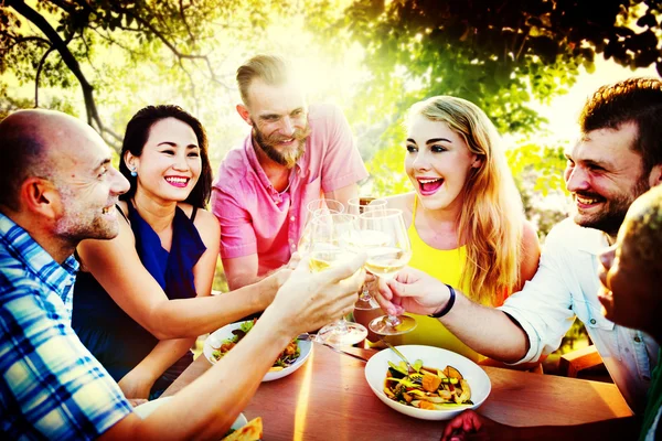 Amigos pasando el rato en la fiesta al aire libre —  Fotos de Stock