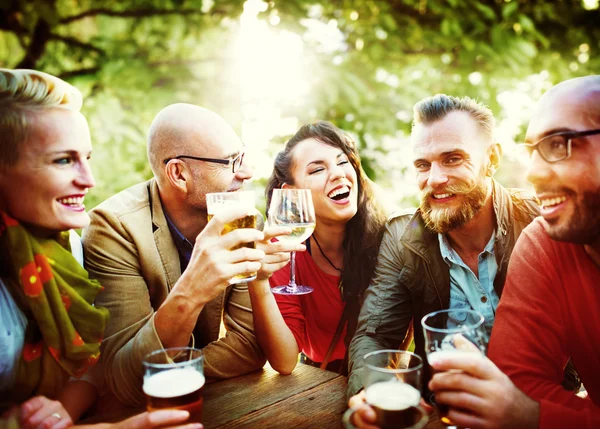 Amigos pasando el rato en la fiesta al aire libre — Foto de Stock