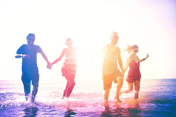 Amigos felices divirtiéndose en la playa — Foto de Stock