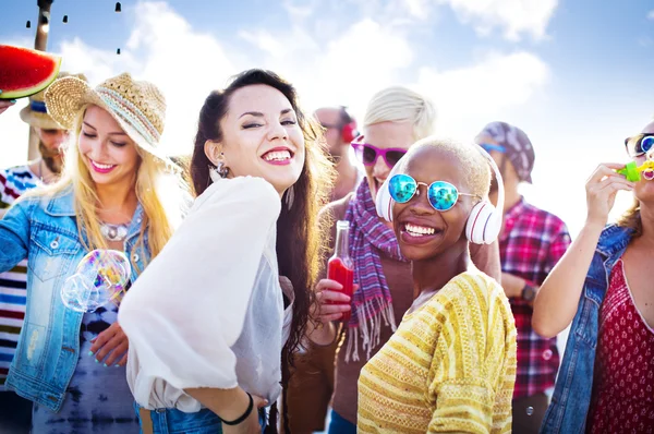 Beach Party samhörighet vänskap lycka sommar koncept — Stockfoto