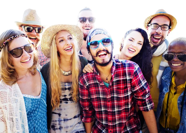 Amigos felices divirtiéndose en la playa —  Fotos de Stock