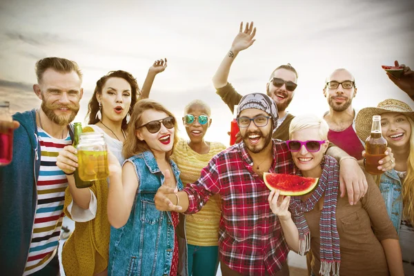 Teenager Freunde Beachparty Glückskonzept — Stockfoto