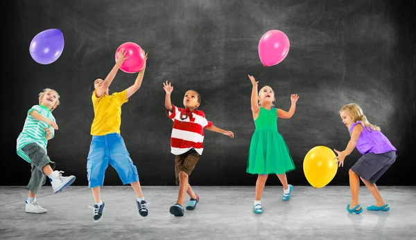 Niños jugando con globos —  Fotos de Stock