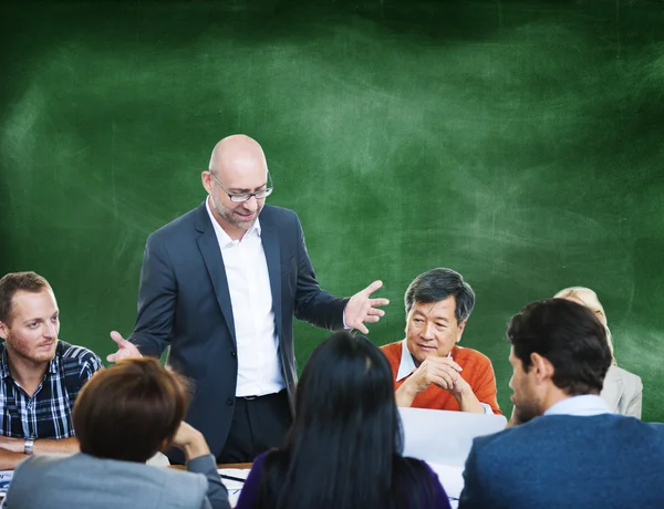 Mensen uit het bedrijfsleven met zakelijke discussie — Stockfoto