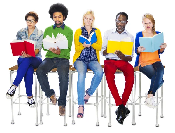 Diverse kleurrijke mensen lezen van boeken — Stockfoto