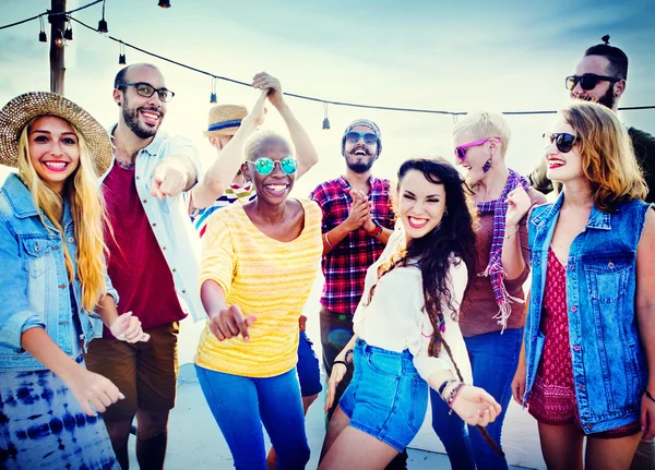 Freundschaft tanzen Bindung Strand Glück freudiges Konzept — Stockfoto