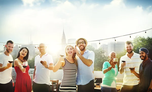 Amigos celebrando al aire libre — Foto de Stock