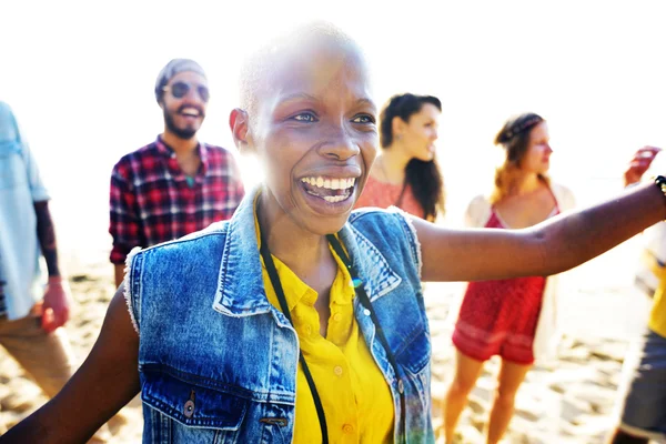 Vänner umgås på beach party — Stockfoto