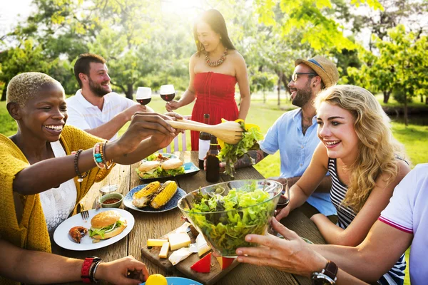 Amigos celebrando al aire libre —  Fotos de Stock