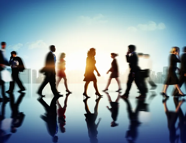 Pessoas de negócios caminhando em pedestres — Fotografia de Stock