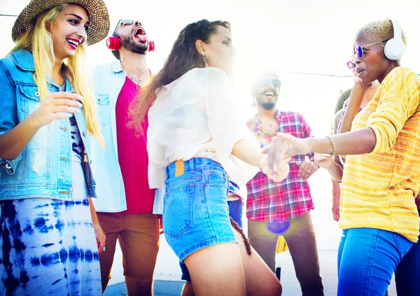 Freundschaft tanzen Bindung Strand Glück freudiges Konzept — Stockfoto