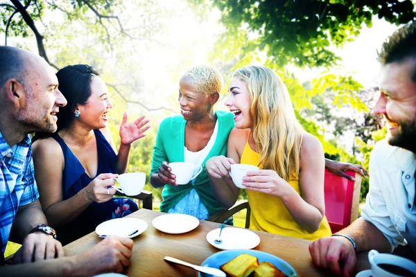 Grupo de amigos relajándose al aire libre — Foto de Stock