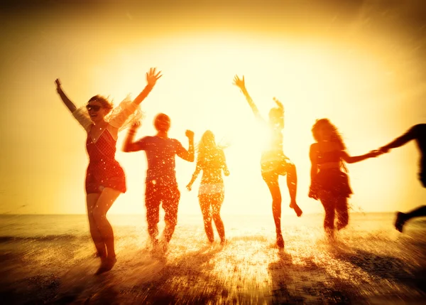 Amici felici divertirsi sulla spiaggia — Foto Stock