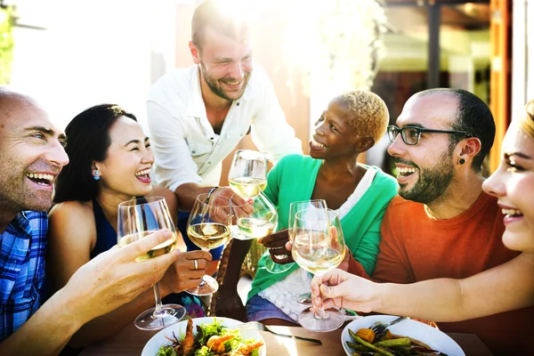 Amici appendere fuori a festa all'aperto — Foto Stock