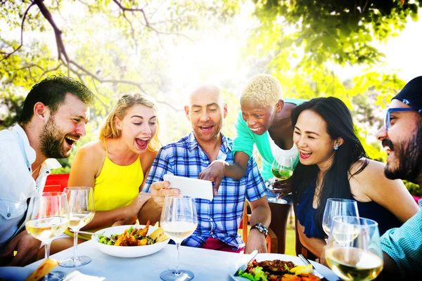 Amigos alegres usando smartphone — Fotografia de Stock