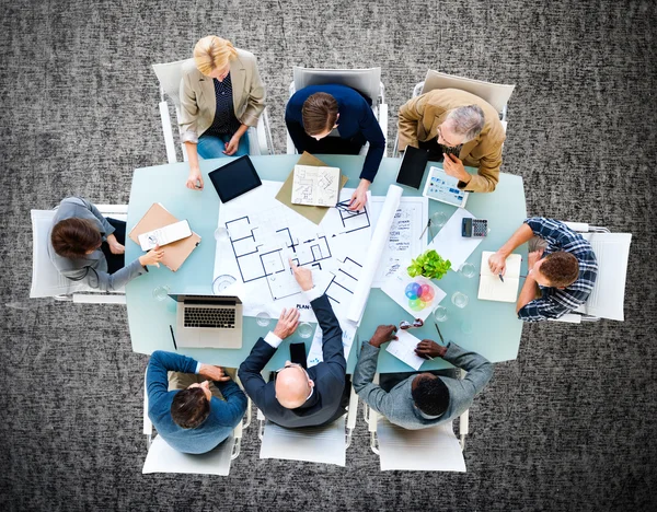 Arquitectos e ingenieros en reunión — Foto de Stock