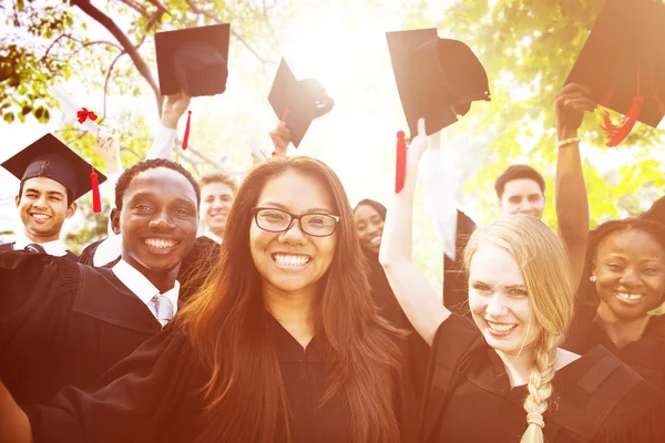 Diversité Les étudiants célèbrent le concept de graduation — Photo